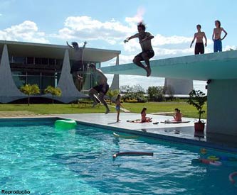 Resultado de imagem para piscina do palacio da alvorada