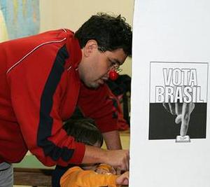 Eleitor vota usando nariz de palhaço