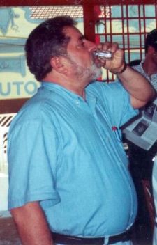 Presidente brazileiro tomando cachaça